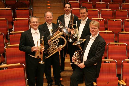 Das 'Cologne Consort Brass' stimmt alle Gäste am 17. Dezember mit dem Programm 'Christmas around the World' auf das bevorstehende Weihnachtsfest ein. Das 'Cologne Consort Brass' stimmt alle Gäste am 17. Dezember mit dem Programm 'Christmas around the World' auf das bevorstehende Weihnachtsfest ein.