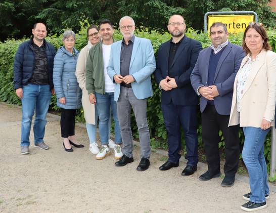 Gedenken an die Opfer des Brandanschlags von Solingen vor dem Hertener Rathaus (v.l.): Barış Türköz (Integrationsrat), Christiane Rohde (Integrationsbeauftragte), Kathrin Wolf (Haus der Kulturen), Zühtü Baritoglu (Haus der Kulturen), Matthias Müller (Bürgermeister), Selman Duran (Vorsitzender Integrationsrat), Serkan Nurdoğan (Integrationsrat) und Sabine Weißenberg (Demokratie leben!).