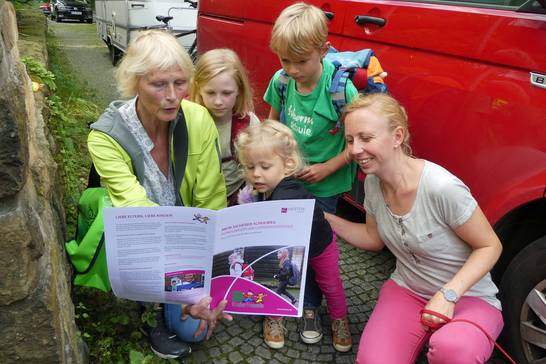 Kinderfreundin Beate Kleibrink (li.) erarbeitet Empfehlungen für einen sicheren Schulweg in Form der Hertener Schulwegpläne.
