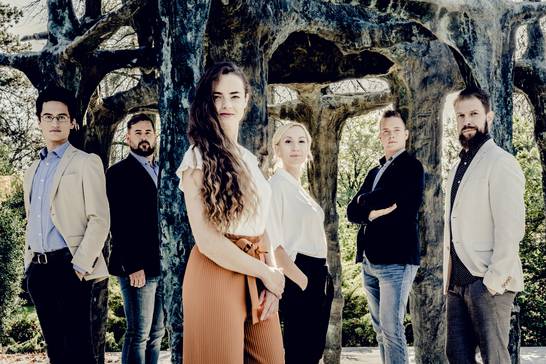 Sechs junge Sängerinnen und Sänger aus Ljubljana (Slowenien) bilden zusammen das Ingenium Ensemble, das im Herbst 2009 gegründet wurde. Am 12. Dezember 2021 um 11 Uhr stehen sie auf der Bühne im Festsaal des Hertener Schlosses (Foto Andrej Grilc). Sechs junge Sängerinnen und Sänger aus Ljubljana (Slowenien) bilden zusammen das Ingenium Ensemble, das im Herbst 2009 gegründet wurde. Am 12. Dezember 2021 um 11 Uhr stehen sie auf der Bühne im Festsaal des Hertener Schlosses (Foto Andrej Grilc).