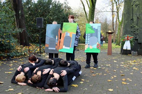 Nach der Kranzniederlegung gab es von den Schülerinnen und Schülern der Martin-Luther-Schule eine tänzerische Darbietung samt stiller Plakataktion (Foto: Stadt Herten). Nach der Kranzniederlegung gab es von den Schülerinnen und Schülern der Martin-Luther-Schule eine tänzerische Darbietung samt stiller Plakataktion (Foto: Stadt Herten).