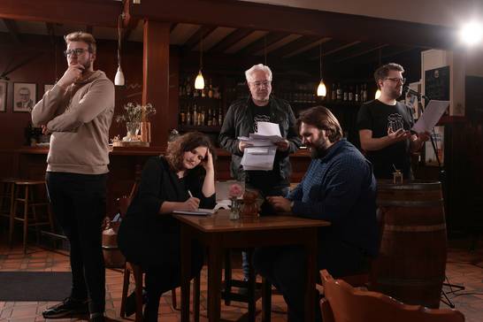 Yannick Schenker (v. l.), Steff Hasler, Andreas Hebestreit, Cedrik Lukat und Kevin Runau lassen am Donnerstag, 29. Februar, um 20.07 Uhr das Publikum an den Vorbereitungen auf den 15. Geburtstag des „Pubs“ teilhaben (Foto: André Chrost). Yannick Schenker (v. l.), Steff Hasler, Andreas Hebestreit, Cedrik Lukat und Kevin Runau lassen am Donnerstag, 29. Februar, um 20.07 Uhr das Publikum an den Vorbereitungen auf den 15. Geburtstag des „Pubs“ teilhaben (Foto: André Chrost).