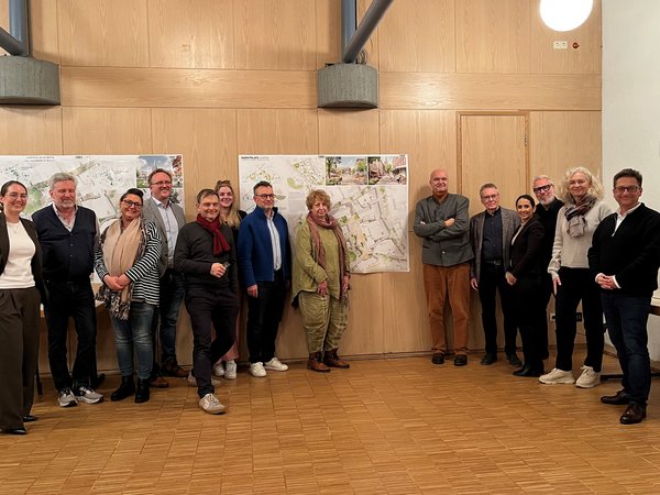 Preisgericht bewertet eingereichte Entwürfe 