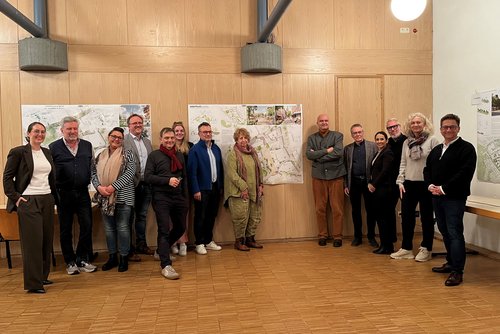 Preisgericht bewertet eingereichte Entwürfe 