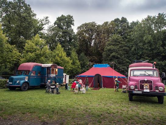 Die LKW und das Zirkuszelt des Convoy Exceptionell stehen ab 7. September in Herten an der Gartenstraße.