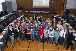 Gruppenfoto mit den Teilnehmerinnen der Hertener Frauenkonferenz im Ratssaal der Stadt Herten im Rathaus