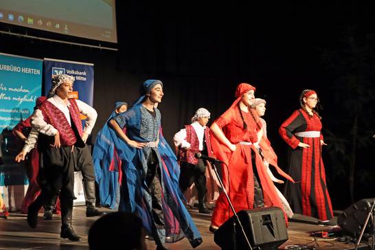 Die Tanzgruppe Haneen auf der Glashaus-Bühne. Die Tanzgruppe Haneen auf der Glashaus-Bühne.