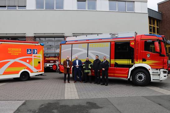 (v.l.n.r.) Bürgermeister Matthias Müller, Stadtkämmerer Dr. Oliver Lind, Jörg Stier (kommissarischer Leiter der Feuerwehr), Thorsten Geldermann (Leiter der Abteilung Technik) und Marc Pleßmann (Leiter der Kfz-Abteilung) bei der Vorstellung der neuen Fahrzeuge der Feuerwehr Herten.