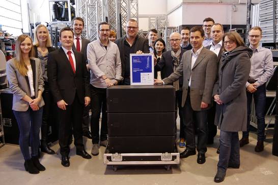 Bürgermeister Fred Toplak (7.v.r.) überreichte gemeinsam mit Prof. Dr. Thomas Heide von der Westfälischen Hochschule (5.v.r.) die Nominierungsurkunde an Tim Jansen (Mitte) und Marcus Ugljanin (links daneben). 