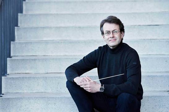 Dirigent Marc Niemann leitet die Neue Philharmonie Westfalen beim Neujahrskonzert im Glashaus (Foto: Kaupo Kikkas). Dirigent Marc Niemann leitet die Neue Philharmonie Westfalen beim Neujahrskonzert im Glashaus (Foto: Kaupo Kikkas).