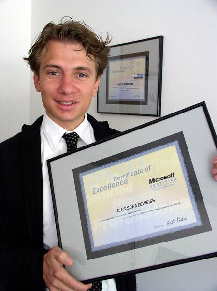 Jens Schneeweiß mit Zertifikat (05.03)