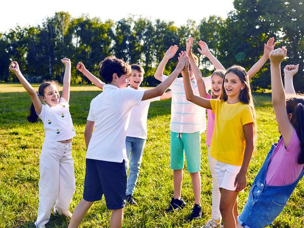 Kinder haben Spaß im Park
