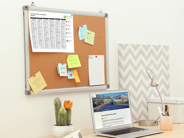 Schreibtisch mit Pinnwand