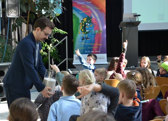 „Warum fallen Hochhäuser eigentlich nicht um?“ Das war die spannende Frage für 75 Kinder der ersten und zweiten Klasse der Comeniusschule bei der Hertener KinderUni. Als Dozent hatte die CreativWerkstatt David Wilk von der Technischen Universität Dortmund am Montag ins Glashaus eingeladen. Anschaulich und unterhaltsam stellte er zunächst die höchsten Häuser der Erde vor und warum die nicht umfallen „Warum fallen Hochhäuser eigentlich nicht um?“ Das war die spannende Frage für 75 Kinder der ersten und zweiten Klasse der Comeniusschule bei der Hertener KinderUni. Als Dozent hatte die CreativWerkstatt David Wilk von der Technischen Universität Dortmund am Montag ins Glashaus eingeladen. Anschaulich und unterhaltsam stellte er zunächst die höchsten Häuser der Erde vor und warum die nicht umfallen