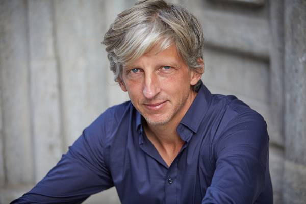 Im Rahmen von „7nach8“ präsentiert Klavierkabarettist William Wahl am Donnerstag, 23. November, um 20.07 Uhr im Glashaus in Herten sein zweites Programm. Es trägt den Titel: „Nachts sind alle Tasten grau“ (Foto: Axel Schulten).