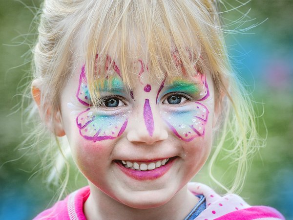 Kindergesicht mit Schmetterling geschminkt