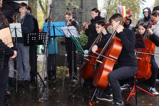 Das Orchester des Städtischen Gymnasiums spielt am Volkstrauertag 2024 von Hugo Distler das Lied „Verleih uns Frieden gnädiglich“. (Foto: Stadt Herten_Marco Baron) Das Orchester des Städtischen Gymnasiums spielt am Volkstrauertag 2024 von Hugo Distler das Lied „Verleih uns Frieden gnädiglich“. (Foto: Stadt Herten_Marco Baron)