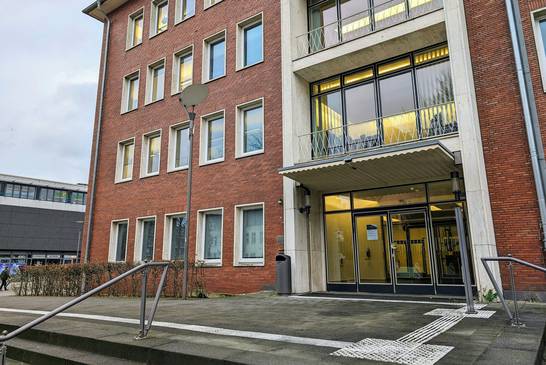Am Haupteingang des Rathauses sowie auf dem Rathausplatz wurden in den vergangenen Wochen Pflasterarbeiten zur Verbesserung der barrierefreien Erreichbarkeit durchgeführt (Foto: Stadt Herten). Am Haupteingang des Rathauses sowie auf dem Rathausplatz wurden in den vergangenen Wochen Pflasterarbeiten zur Verbesserung der barrierefreien Erreichbarkeit durchgeführt (Foto: Stadt Herten).