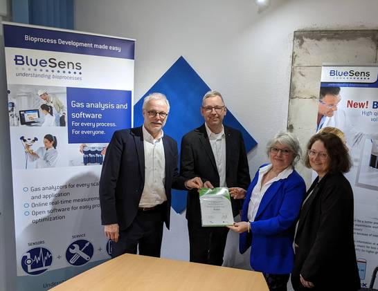 ÖKOPROFIT- Rezertifizierung für die BlueSens gas sensor GmbH: Hertens Bürgermeister Matthias Müller (l.) sowie Frauke Wierig von der Hertener Wirtschaftsförderung und Stadtbaurätin Janine Feldmann (v.r.) überreichen das Zertifikat an Geschäftsführer Dr. Udo Schmale.