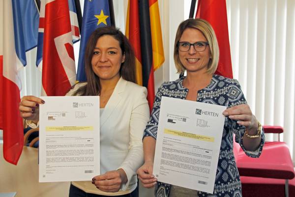 Silvana Valentini (links) und Monique Vogt (rechts) erwarten die Wählerinnen und Wähler ab Montag, 25. April, im Briefwahlbüro im Rathaus-Nebengebäude.