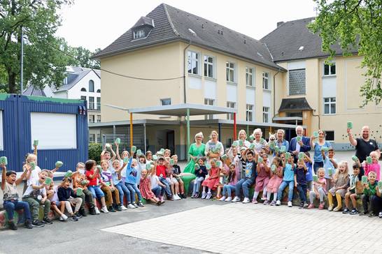 Brotdosen für die Kinder der ersten Klassen: Hertens Bürgermeister Matthias Müller überreichte gemeinsam mit Mitarbeiterinnen des ZBH Brotdosen an die Erstklässlerinnen und Erstklässler der Barbaraschule.