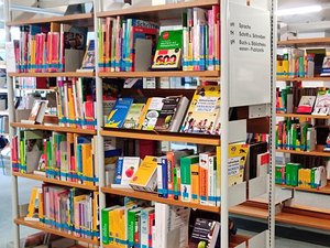 Bücherregal über Sprachen in der Stadtbibliothek in Herten