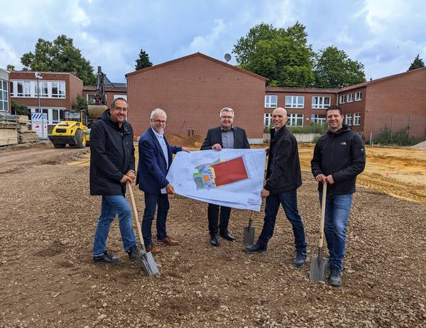 Spatenstich für die Dreifeld-Sporthalle am Städtischen Gymnasium Herten (v.l.): Projektleiter Michael Graetsch vom Hertener Immobilienbetrieb (HIB), Bürgermeister Matthias Müller, Schulleiter Sascha Maurus, HIB-Betriebsleiter Sebastian Scholz und Jens Schulz vom HIB