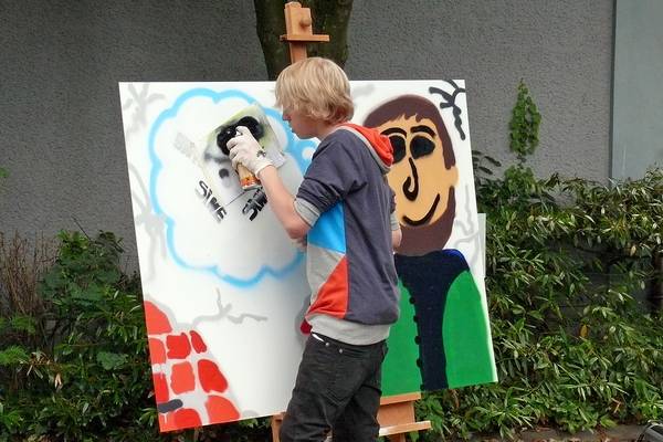 Ein selbst gestaltetes Motiv sprayen - und das vollkommen straffrei - können die Jugendlichen in der CreativWerkstatt Herten. 