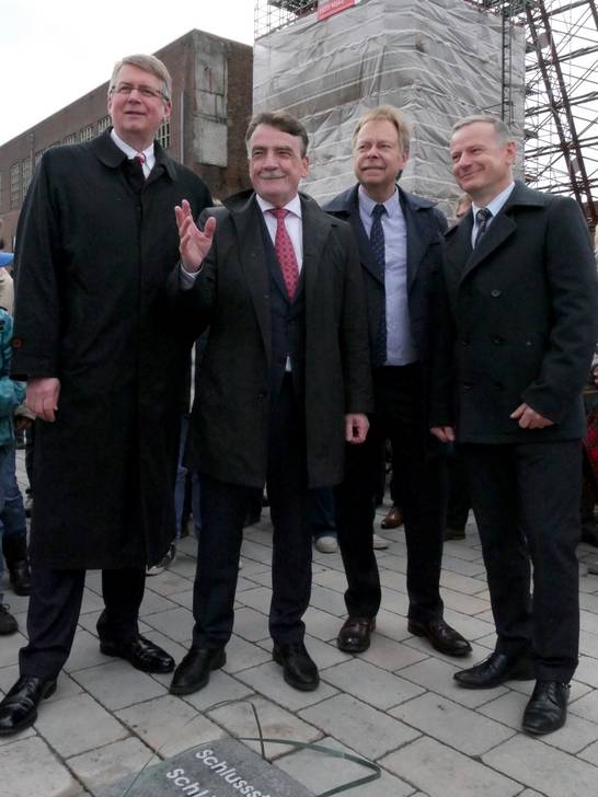Bernd Tönjes, Vorstandsvorsitzender der RAG Aktiengesellschaft, NRW-Stadtentwicklungsminister Michael Groschek, Volker Lindner, Erster Beigeordneter der Stadt Herten und Jörg Kranz,Geschäftsführer Heitkamp Erd- und Straßenbau GmbH legen den Schlussst Bernd Tönjes, Vorstandsvorsitzender der RAG Aktiengesellschaft, NRW-Stadtentwicklungsminister Michael Groschek, Volker Lindner, Erster Beigeordneter der Stadt Herten und Jörg Kranz,Geschäftsführer Heitkamp Erd- und Straßenbau GmbH legen den Schlussst