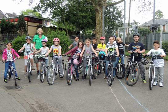 Die 4c Süder Grundschule (Augustastraße) übte gemeinsam mit Kinderfreundin Beate Kleibrink das Fahrradfahren auf dem Schulhof.