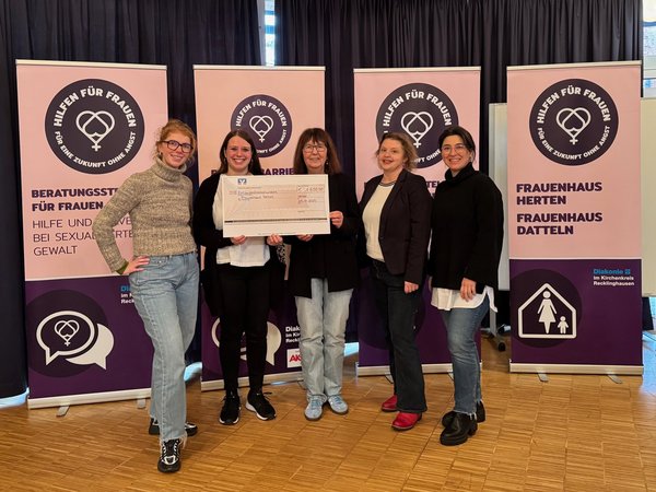 Spendenübergabe „Sisters of Comedy“ 2025