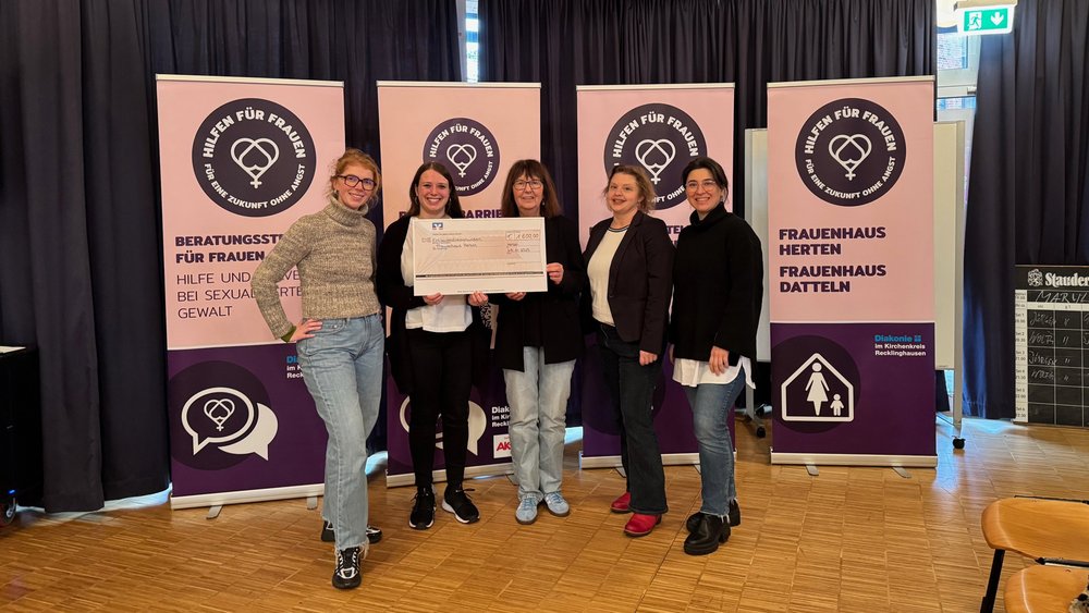 Spendenübergabe „Sisters of Comedy“ 2025