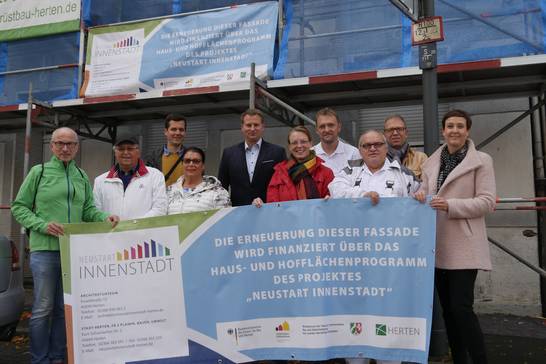 Startschuss für die erste Fassade die durch das Haus- und Hofflächenprogramm gefördert wird. Bürgermeister Fred Toplak zusammen mit den Hauseigentümern Hans und Elisabeth Timmers, Martin Pricken vom Innenstadtbüro, Stadtbaurat Christoph Heidenreich,