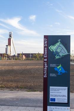 Foto: Stele mit Fläche und Schriftzug des Areals Schägel und Eisen.