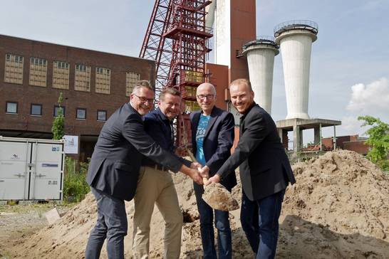 (v.l.n.r.) Bernd Lohse, Geschäftsführer der Entwicklungsgesellschaft Schlägel & Eisen mbH (EGSE), Jürgen Popiol, Geschäftsführender Gesellschafter und Bauherr, Bürgermeister Fred Toplak und Stefan Terheyden, Geschäftsführender Gesellschafter und 