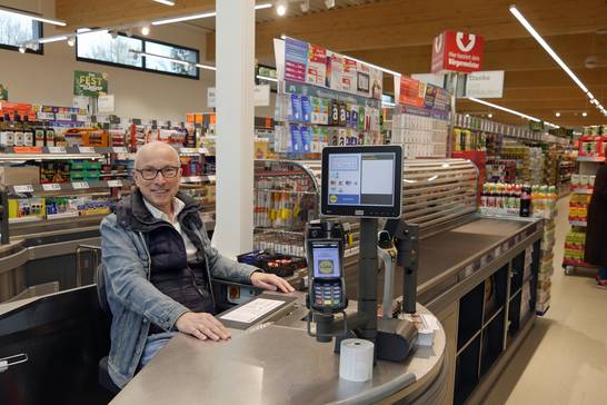 Bürgermeister Fred Toplak kassierte für rund eine Stunde an der Kasse des Westerholter Supermarktes.