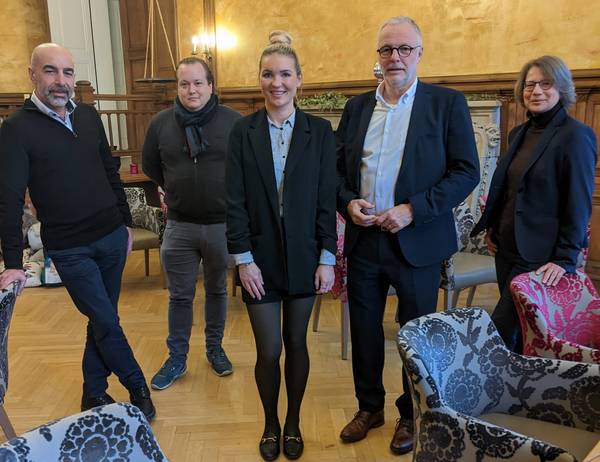 Unternehmensbesuch im Hotel Schloss Westerholt: Brigitte Berkau von der Wirtschaftsförderung der Stadt Herten und Bürgermeister Matthias Müller (v.r.) mit Murat Durmaz, Niklas Hammann und Sonia Fojtzik (v.l.).