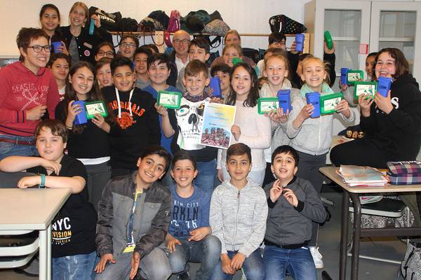 Die Schülerinnen und Schüler der Klasse 5.4 der Rosa-Parks-Schule gingen im Rahmen des Herten-Putztages mit Lehrerin Britta Grüwel und Lehrer Jürgen Eilers auf Müllsuche und wurden dafür von Bürgermeister Fred Toplak beim Schulbesuch reichlich belo