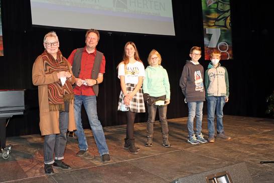 Der Kinder- und Jugendkulturpreis für das Jahr 2020 ging an die Macherinnen und Macher des Trickfilms „Vom Täuschen, Tarnen und Unsichtbaren“. Der Kinder- und Jugendkulturpreis für das Jahr 2020 ging an die Macherinnen und Macher des Trickfilms „Vom Täuschen, Tarnen und Unsichtbaren“.