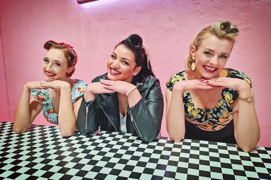 Bestreiten ihren musikalischen Auftritt meist in hübschen Petticoat-Pin-Up-Kostümen: "The Candylikes" entern am Freitag, 22. März 2024, die Glashaus-Bühne (Foto: Lena Meinhard). Bestreiten ihren musikalischen Auftritt meist in hübschen Petticoat-Pin-Up-Kostümen: "The Candylikes" entern am Freitag, 22. März 2024, die Glashaus-Bühne (Foto: Lena Meinhard).