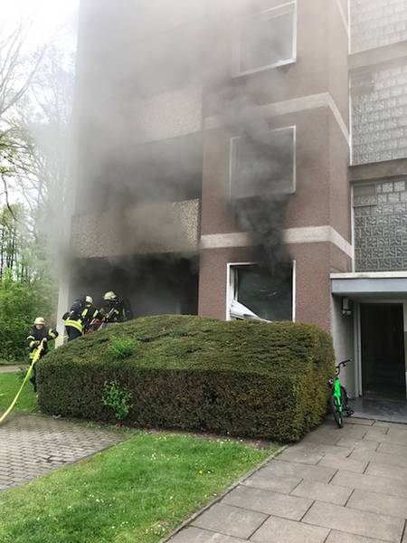 Das Feuer bekamen die Löschkräfte schnell unter Kontrolle. Ein Bewohner musste durch den Rettungsdienst ins Krankenhaus gebracht werden. 