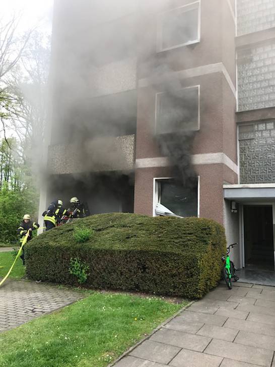 Das Feuer bekamen die Löschkräfte schnell unter Kontrolle. Ein Bewohner musste durch den Rettungsdienst ins Krankenhaus gebracht werden. Das Feuer bekamen die Löschkräfte schnell unter Kontrolle. Ein Bewohner musste durch den Rettungsdienst ins Krankenhaus gebracht werden.