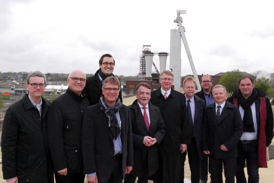 Mitgestalter auf dem Aussichtspunkt der umgestalteten Zeche Schlägel & Eisen in Herten-Langenbochum. Mit dabei: NRW-Stadtentwicklungsminister Michael Groschek (5. v.l.), Bernd Tönjes, Vorstandsvorsitzender der RAG Aktiengesellschaft (6. v.l.), Volke Mitgestalter auf dem Aussichtspunkt der umgestalteten Zeche Schlägel & Eisen in Herten-Langenbochum. Mit dabei: NRW-Stadtentwicklungsminister Michael Groschek (5. v.l.), Bernd Tönjes, Vorstandsvorsitzender der RAG Aktiengesellschaft (6. v.l.), Volke