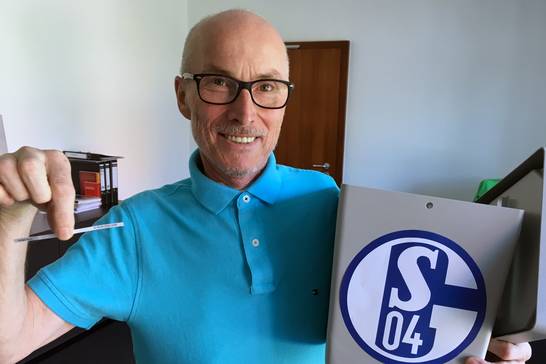 Er 'lebt' den FC Schalke 04 und ist seit Jahren Besitzer von zwei Dauerkarten im Block P. Eines seiner privaten Tickets verlost er nun wieder an einen Hertener Fan der Blauweißen. Dann heißt es für die Gewinnerin oder den Gewinner: 'Mit Bürgermeister 