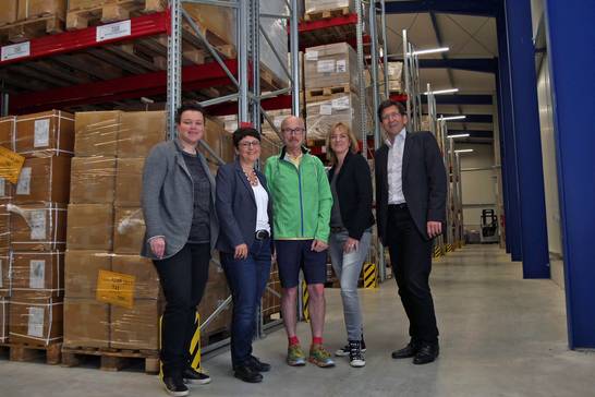 Stefanie Anton (Jobcenter Kreis RE), Frauke Wierung (Wirtschaftsförderung), Bürgermeister Fred Toplak, Geschäftsführerin Kerstin Bickmann und Michael Blume (Wirtschaftsförderung) besichtigen die neue Lagerhalle. (v.l.n.r.) Stefanie Anton (Jobcenter Kreis RE), Frauke Wierung (Wirtschaftsförderung), Bürgermeister Fred Toplak, Geschäftsführerin Kerstin Bickmann und Michael Blume (Wirtschaftsförderung) besichtigen die neue Lagerhalle. (v.l.n.r.)