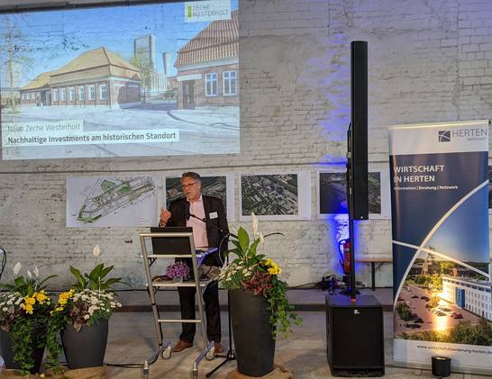Bernd Lohse, Geschäftsführer der Projektgesellschaft Neue Zeche Westerholt GmbH stellt im Rahmen von "Wirtschaft im Kontakt" den Ansatz der integrierten Quartiersentwicklung vor.