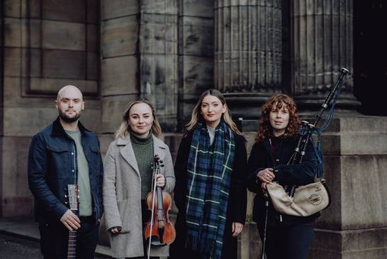 Die Young Scots Trad Awards Winner Tour 2025 kommt am 21. März 2025 ins Glashaus und bringt eine frische Folk-Brise aus den schottischen Highlands nach Deutschland. Diesmal werden Eryn Rae (Geige), Mairi McGillivray (Gesang) und Ailish Sutherland (Dudelsack, Whistles) begleitet von dem Ausnahmegitarristen Pablo Lafuente auftreten (Foto: Martin Venherm). Die Young Scots Trad Awards Winner Tour 2025 kommt am 21. März 2025 ins Glashaus und bringt eine frische Folk-Brise aus den schottischen Highlands nach Deutschland. Diesmal werden Eryn Rae (Geige), Mairi McGillivray (Gesang) und Ailish Sutherland (Dudelsack, Whistles) begleitet von dem Ausnahmegitarristen Pablo Lafuente auftreten (Foto: Martin Venherm).