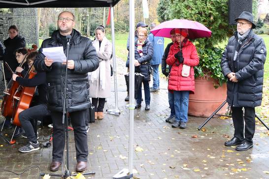 Selman Duran (vorne) vom Zentrum für Bildung und Integration e. V. spricht sich bei der Gedenkveranstaltung am Volkstrauertag 2024 für Frieden in Herten und in der ganzen Welt aus. (Foto: Stadt Herten_Marco Baron) Selman Duran (vorne) vom Zentrum für Bildung und Integration e. V. spricht sich bei der Gedenkveranstaltung am Volkstrauertag 2024 für Frieden in Herten und in der ganzen Welt aus. (Foto: Stadt Herten_Marco Baron)