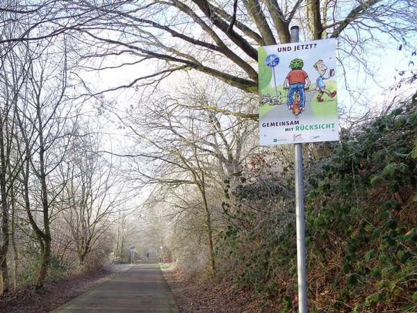 Radweg mit Schild Gemeinsam mit Rücksicht