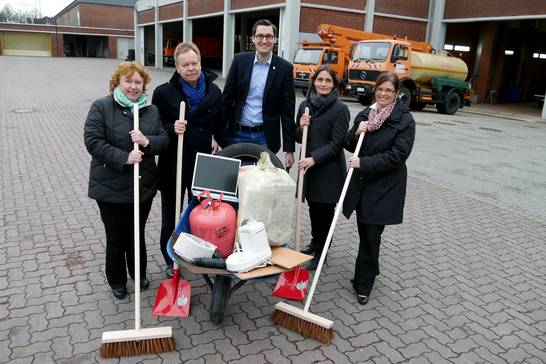 Helene Langner (ZBH-Bereichsleiterin), erster Beigeordneter Volker Lindner, Alexander Letzel (erster stv. Bürgermeister), Heike Schulte-Knappmann (ZBH-Abfallberaterin) und Silvia Godde (zweite stv. Bürgermeisterin) üben beim Pressetermin schon mal für Helene Langner (ZBH-Bereichsleiterin), erster Beigeordneter Volker Lindner, Alexander Letzel (erster stv. Bürgermeister), Heike Schulte-Knappmann (ZBH-Abfallberaterin) und Silvia Godde (zweite stv. Bürgermeisterin) üben beim Pressetermin schon mal für
